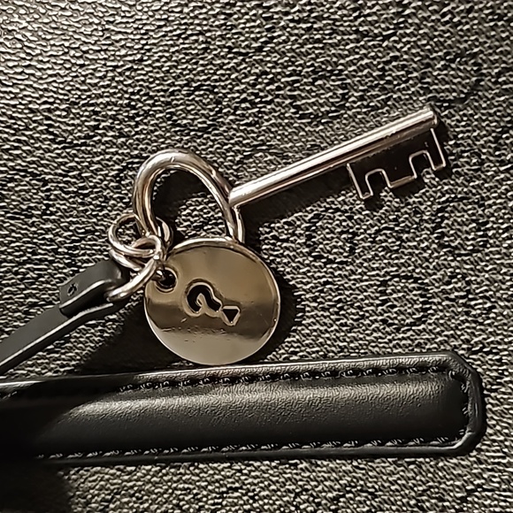 GUESS handbag - Picture 7 of 7